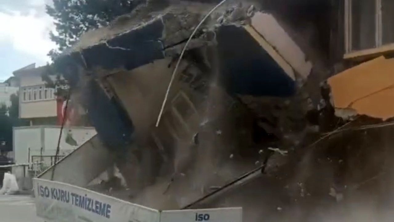 Sındırgı'da depremde hasar gören bina kendiliğinden yıkıldı