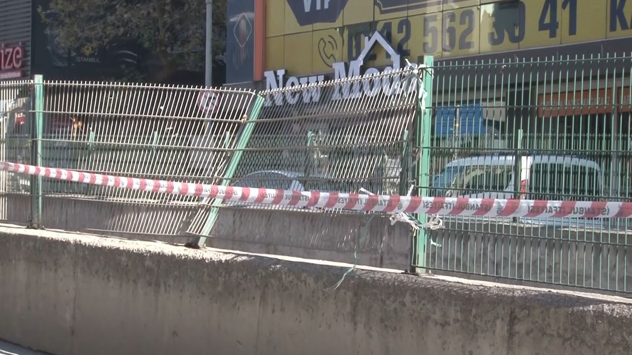 Bayrampaşa'da kamyon tramvay hattının demir korkuluklarına çarptı