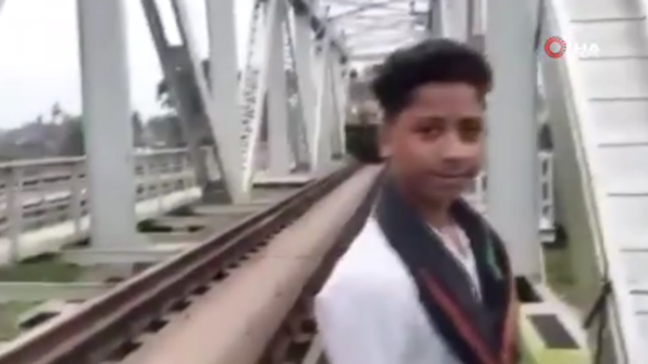 Raylarda video çekerken tren çarptı! Hayatının son anlarını kaydetti