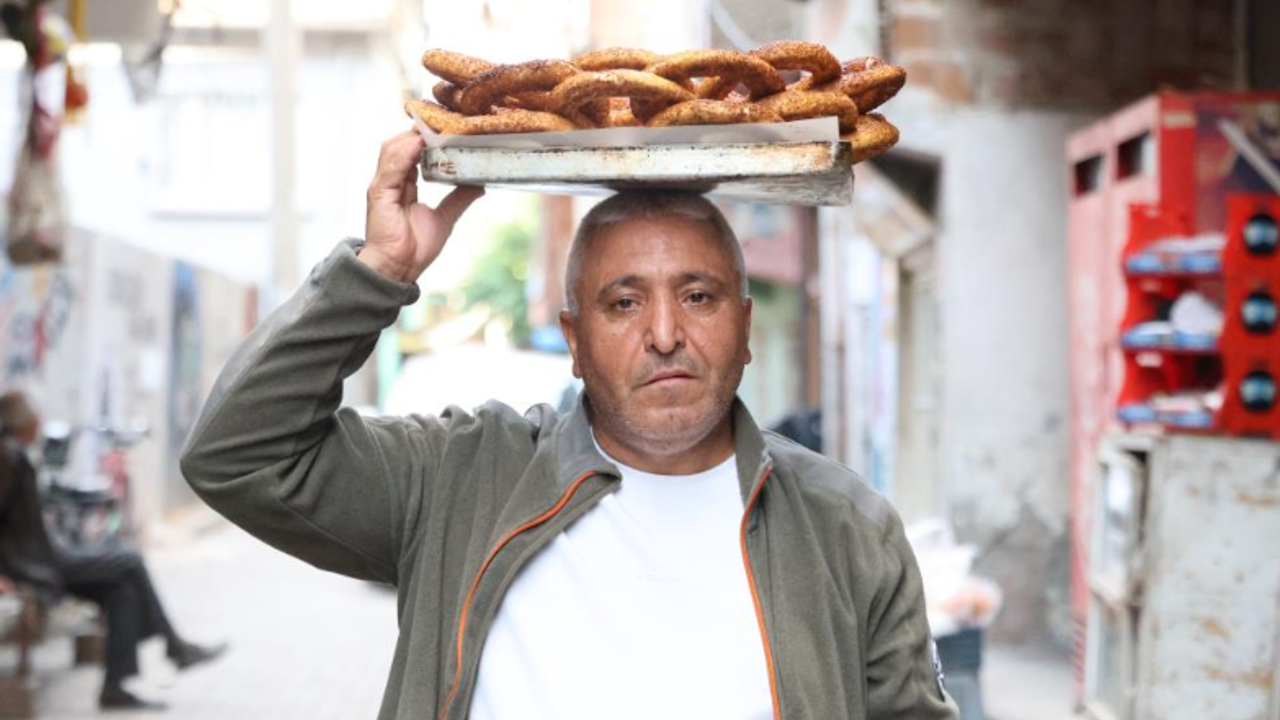 20 yıl simit sattı, 49 yaşında atanınca annesi inanmadı