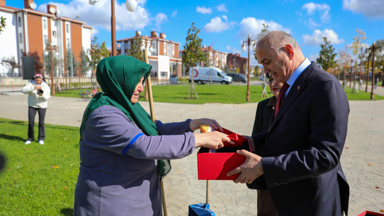 Türk bayrağını yere düşürmemek için gösterdiği duyarlılık yürekleri ısıttı