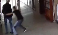 Öğrenci, öğretmenine pusu kurup bıçakladı: Olay kamerada