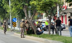 Mersin'de karakol önünde havaya ateş açan şahsı özel harekat polisi vurdu