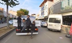 Mersin’de kamyonetin arkasına asılan çocukların tehlikeli yolculuğu