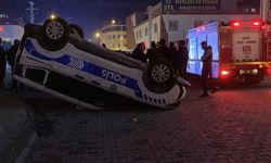 Kaza ucuz atlatıldı: Otomobilin çarptığı polis aracı ters döndü