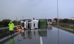 Mersin’de yağış nedeniyle kontrolden çıkan tır devrildi