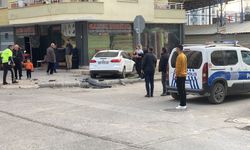 Kaza anı kamerada: Otomobiller çarpıştı, 2 sürücü yaralandı