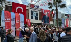 CHP’li vatandaşlar parti binası önünde bir araya geldi