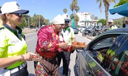 Mersin'de yoğurt ve çilek ikramlı trafik uygulaması
