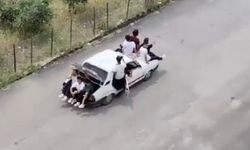 Tehlikeye davetiye: Onlarca çocuk tek bir arabada