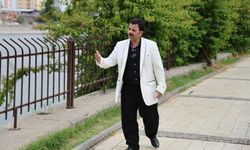 Konuşma bozukluğu olan şarkıcı sosyal medyada popüler oldu
