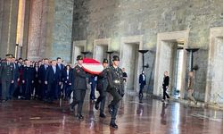 Bakan Bak'tan gençler ve sporcularla Anıtkabir'e ziyaret