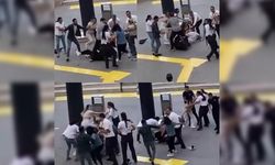 Mersin'de AVM önünde tekmeler yumruklar havada uçuştu!