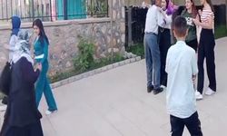 YKS sonrası kızını çiçeklerle karşılayan baba: Dünyanın en güzel anıydı