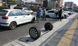 Çarpışan otomobillerden biri ters döndü, diğerinin iki tekeri gövdeden ayrıldı