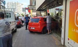 Otomobil mağazaya daldı, sürücü kazayı yara almadan atlattı