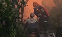 İzmir'deki yangından duygu dolu görüntüler: Mahsur kalanları ekipler böyle kurtardı