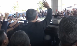 Yurt dışından dönen CHP Genel Başkanı Özel’i, İstanbul Havalimanı’nda partililer karşıladı