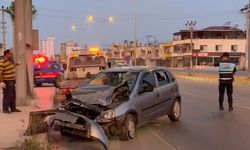 Erdemli’de Otomobil Üst Geçide Çarptı: 6 Yaralı