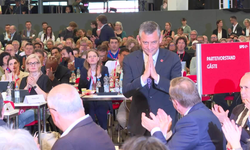 Özgür Özel Berlin'de ayakta alkışlandı