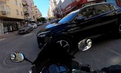 Otomobille çarpışan motosikletli ölümden döndü