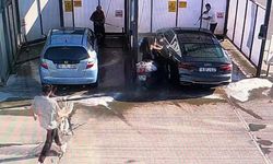 Motosikletli genç kız benzinlikte yıkanan otomobile çarptı: Yakıt istasyonundaki kaza kamerada