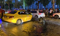 Mersin’de ticari taksi orta refüjdeki ağaca çarptı: Motor yola savruldu, sürücü yaralandı