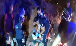 Ayağı motosiklet jantına sıkışan sürücüyü itfaiye kurtardı