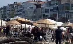 Halk plajında şezlong k-vgası
