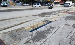 Adana'da belediyenin yapmadığı yola esnaftan ilginç çözüm: Yola asfalt yerine halı serildi