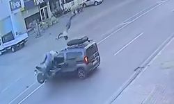Kaza yapan motosikletteki yolcu, havada üç takla attı