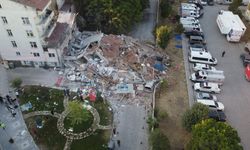 Sındırgı depreminde çöken bina sabahın ilk ışıkları ile havadan görüntülendi