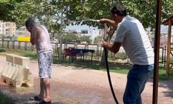 Mersin'de sıcakla mücadele: Serinlemek için her yolu denediler