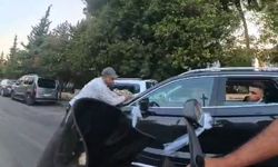 Düğün aracından para almak için metrelerce koştu, kaputa atladı