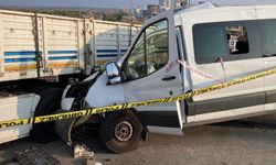 Öğrencileri Mersin'e tatile getiren minibüs kaza yaptı: 2 ölü, 10 yaralı