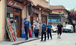 Tarsus’ta kaldırımları işgal eden tezgahlara müdahale