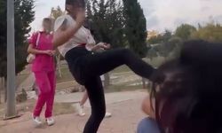 Mersin'de genç kızlar arasındaki tekme yumruklu kavga kameraya yansıdı