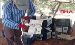 Mersin'de yakaladığı yılana su içirip, öptü