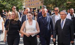 Özgür Özel Ferdi Zeyrek’in kızı Nehir’in üniversite kaydı sırasında yanında bulundu