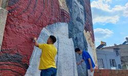 Ünlü sanatçılar Ferdi ve Müslüm'ün grafitileri büyüdükleri mahalleye çizildi