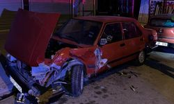 Emniyetin karşı sokağında 6 araca çarparak zarar verip yaya kaçtı