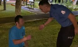 Alkolün etkisiyle parkta sızdı, kendisini uyandıran polise "Türk polisi şerefimizdir, elini öpebilir miyim" dedi