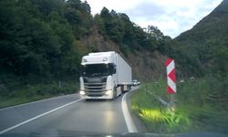 Artvin’de tırın hatalı sollaması faciaya davetiye çıkardı