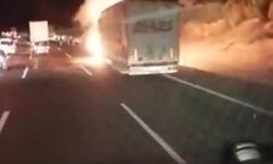 Otobanda tır yandı, patlama anı kamerada
