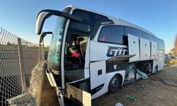 Mersin'de yolcu otobüsü refüje girdi: 13 yaralı