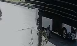 Kapısı açık hareket eden minibüsten öğrenci düştü!