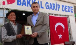 90 yaşında 50 yıldır bakkal işletiyor: Köyün 'Garip Dedesi' valiye türkü söyledi
