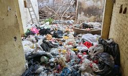 Adana'da çöp evden 2 kamyonet atık çıktı