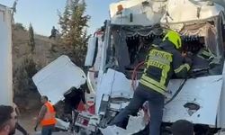 Zincirleme trafik kazasında sıkışan sürücüyü Mersin Büyükşehir itfaiyesi kurtardı