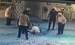 Namaz sonrası fenalaştığı o anlar kamerada